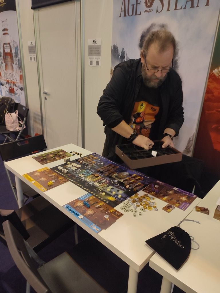 Joaão Quintela Martins, le co auteur du jeu avec Vital Lacerda, nous installe le jeu.