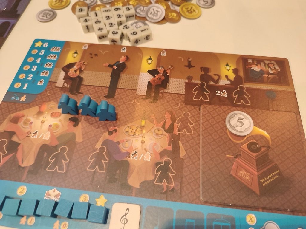 Le plateau de jeu individuel : le matériel colle bien au thème et aide à la compréhension des règles.