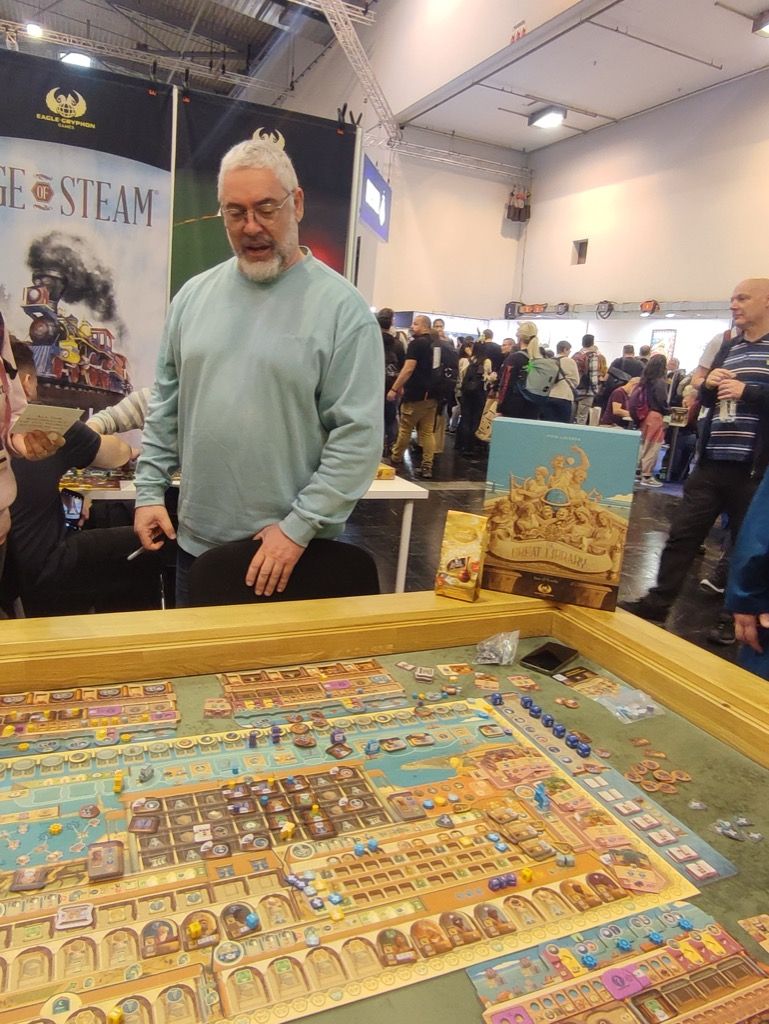 Vital Lacerda en train d'expliquer les règles de son futur jeu à venir The Great Library.