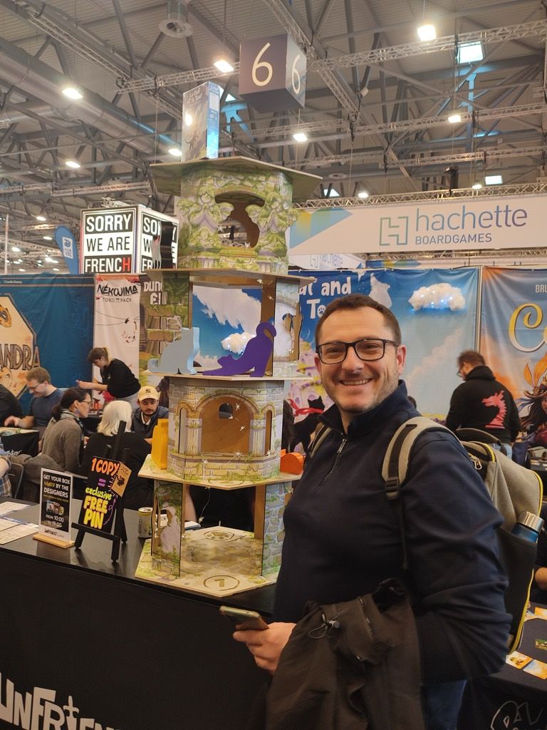 Yannick qui découvre la versionXXL du jeu le chat et la tour chez Unfriendly Games.