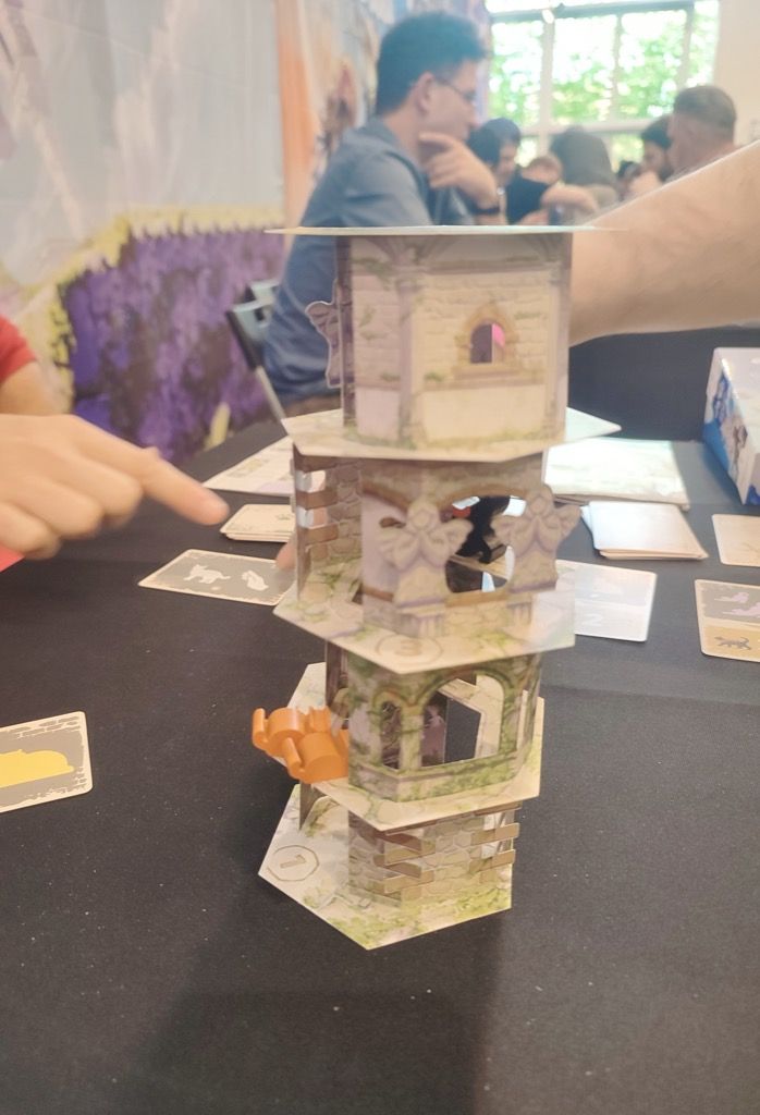 Ça part bien et le chat noir monte tranquillement