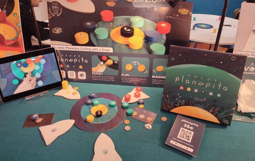 les portes du salon vont bientôt se fermer et on se fait un dernier petit jeu Planepita sur le stand des japonais de SzpiLAB.