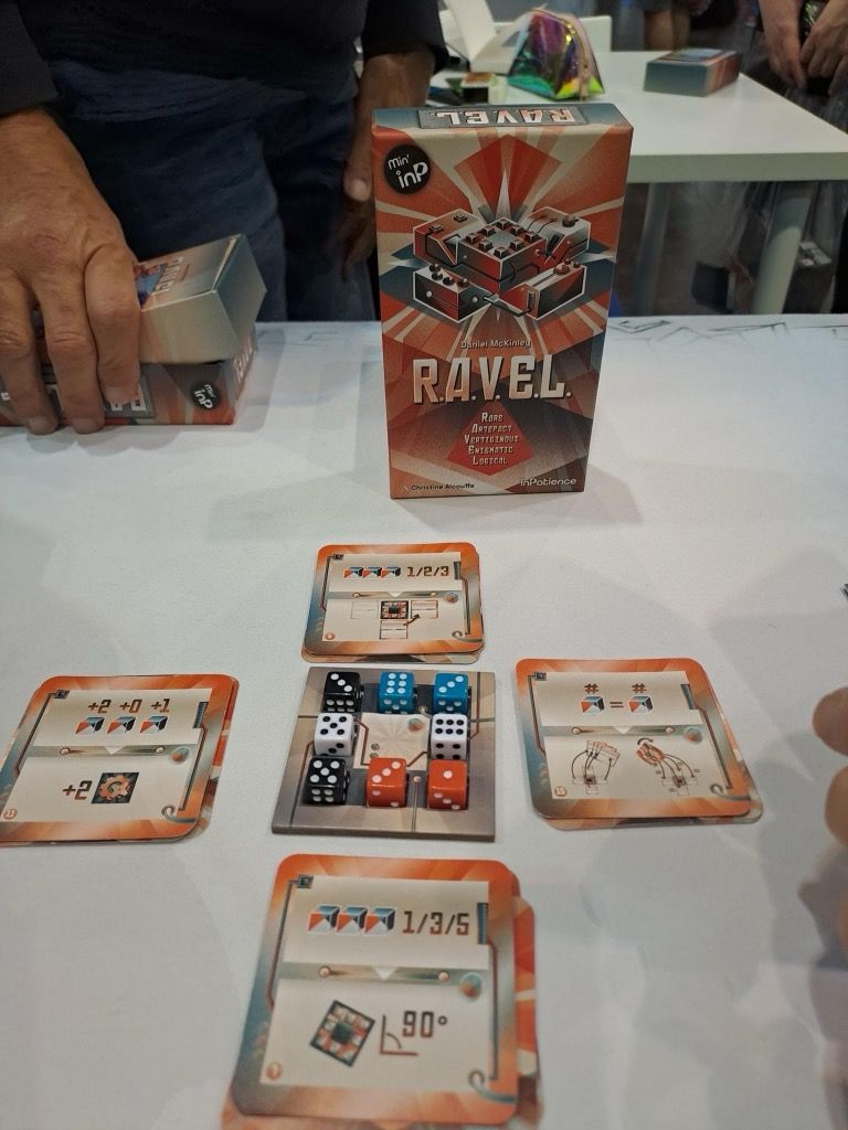 on doit manipuler 8 dés placés au centre d'une grille afin de résoudre toutes les cartes missions en temps limité.