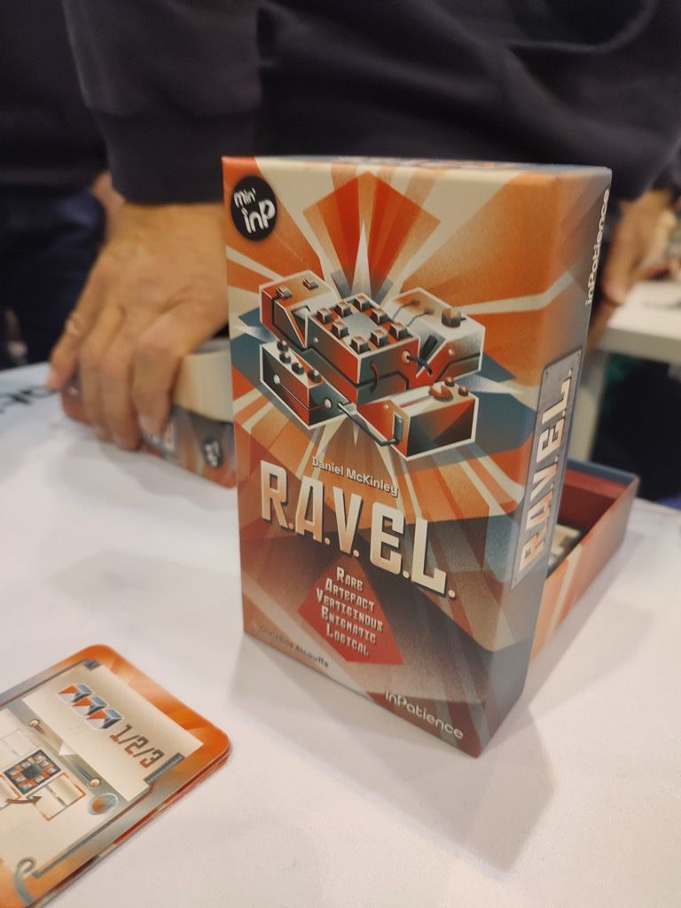 Chez InPatience, la boite fondée par Shadi Torbey, on découvre R.A.VE.L.  un jeu solo des Daniel McKinley illustré par Christine Alcouffe.