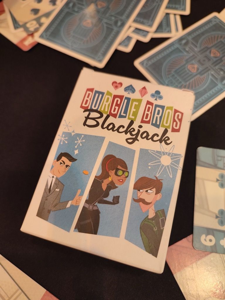 On arrive chez Fower Games. En grands fans de Tim Fowers, Cyril et moi avions hâte de découvrir la version proto de Burgle Bros Blackjack.
