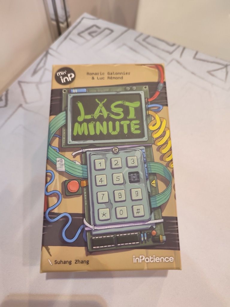On enchaine avec last minute, le deuxième jeu de la gamme Min'InP . Un jeu qu'on avait repéré car les auteurs sont Luc répond (Sky Team) associé avec Romaric Galonnier (Profiler, Focus).