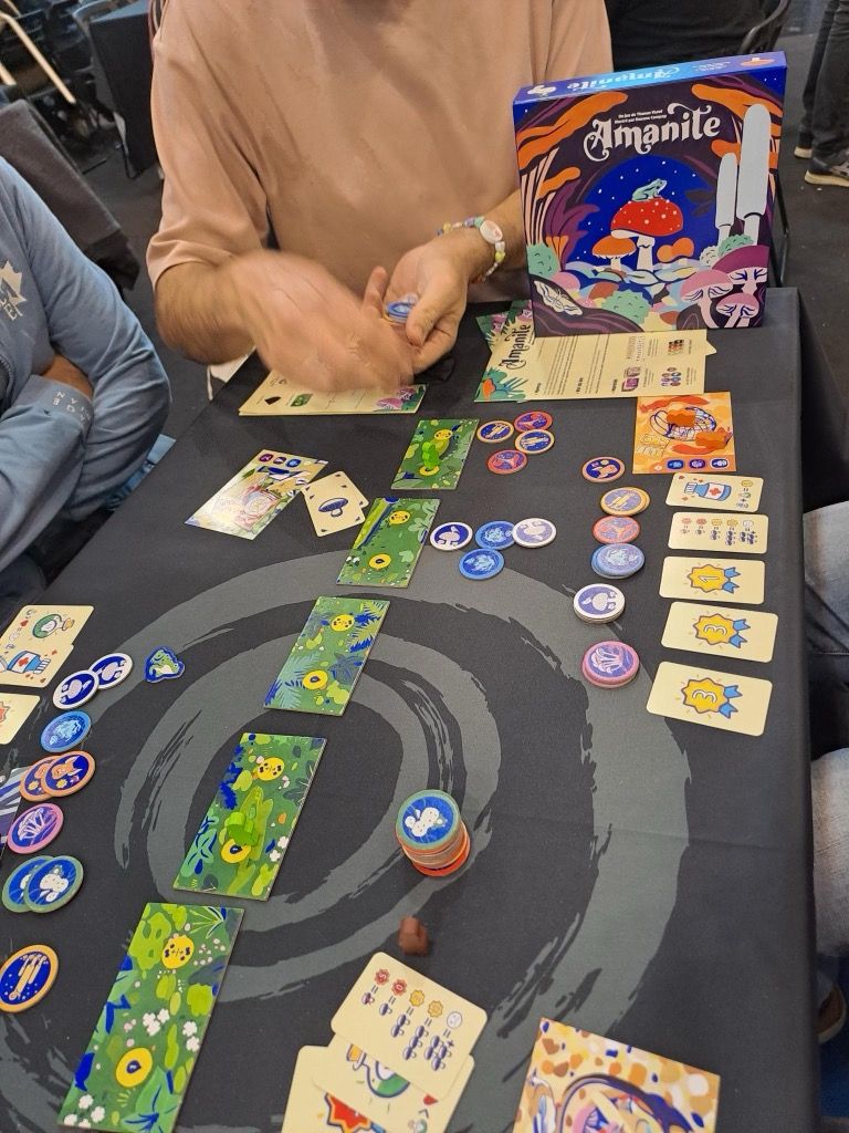 Amanite, un jeu de déduction et de prise de risque de Thanos Vasof. Très malin, on a bien aimé notre partie.