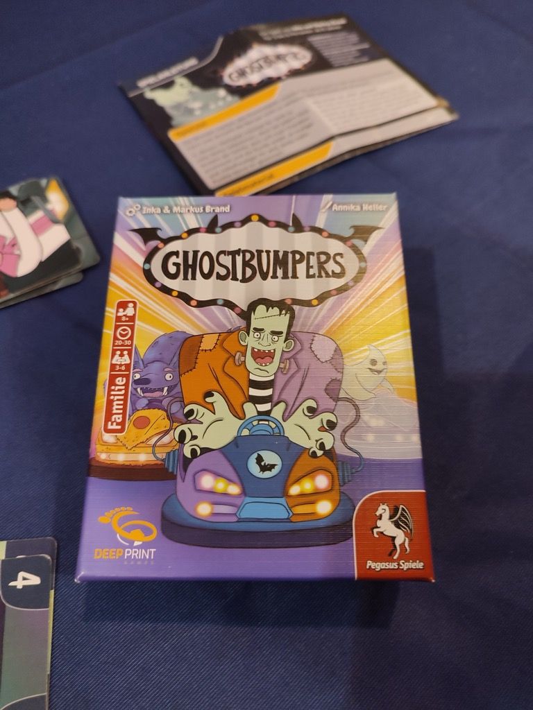 Une table se libérant devant notre passage, nous nous arrêtons chez Deep Print Games pour une petite partie de GhostBumpers un jeu de plis très original et fun de toute  la famille Brand.