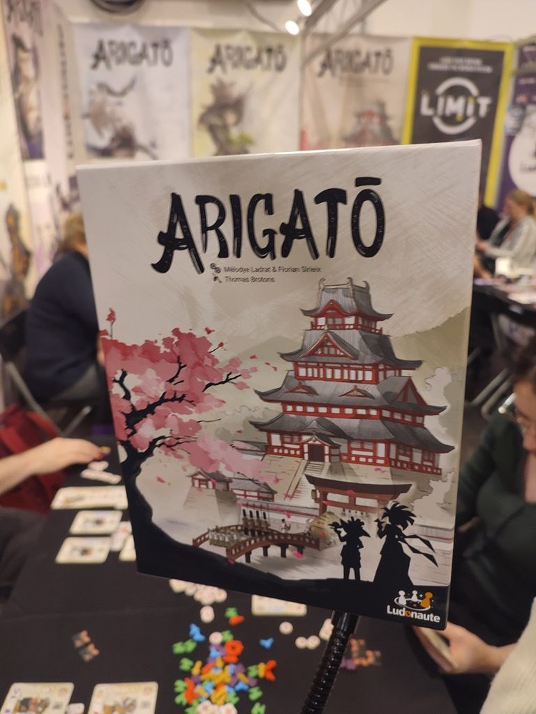 Arigatõ, un jeu de Florian Siriex et Melodye Ladrat chez Ludonaute. Notre pire expérience d'explications de règles cette année : on s'est fait pourrir par un animateur néerlandais et son humour blessant. On a joué 3 tours et on s'est enfuit !