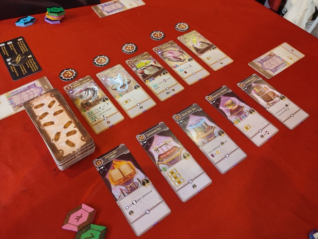 Un jeu de Zong-Ger (Round House en 2016) : un tableau de cartes avec de la programmation . Pas très original mais efficace.