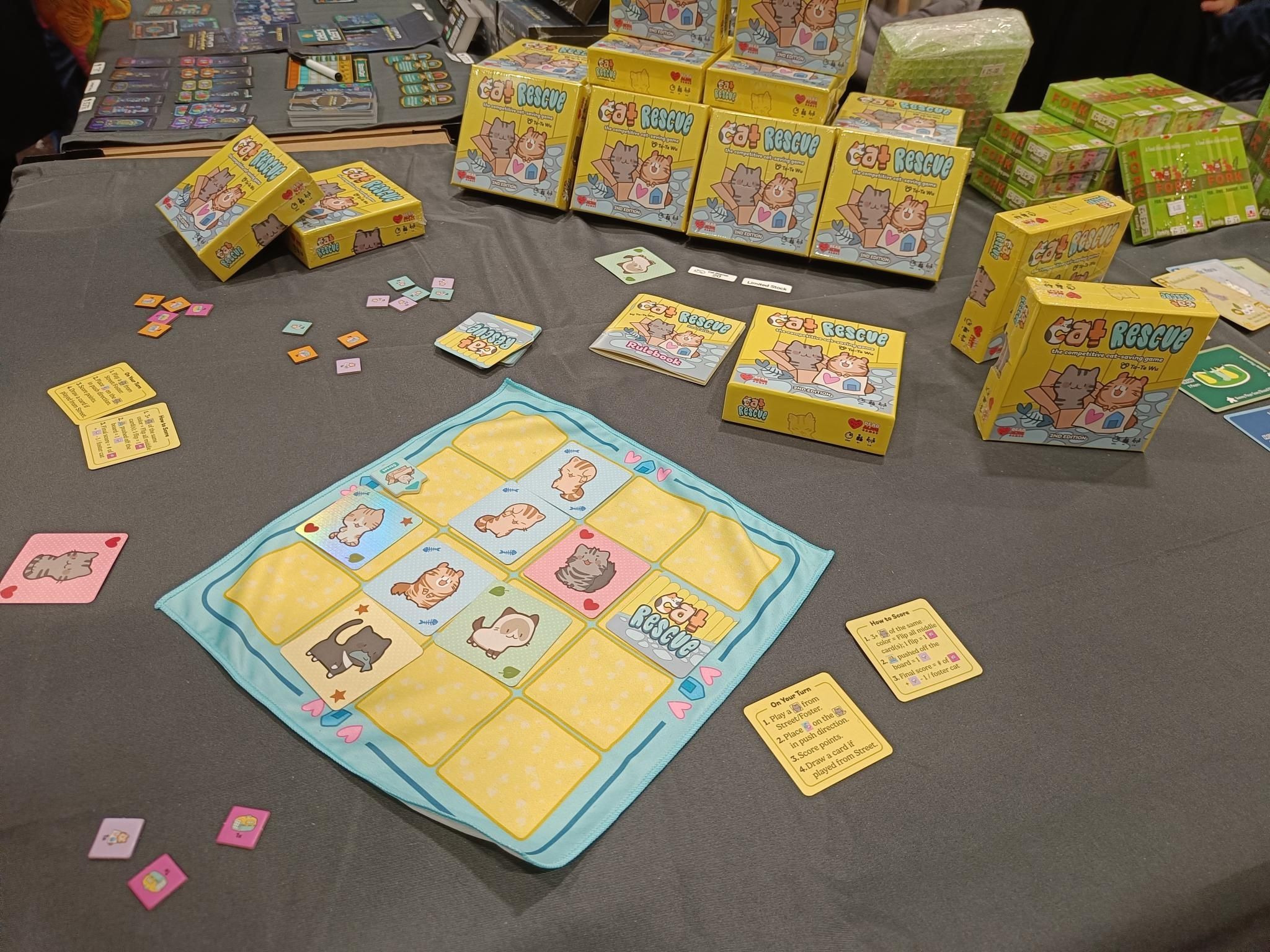 Pendant ce temps,  Yannick se faisait expliquer les règles de Cat Rescue, un petit jeu de chats de  Bernie Lin, Ta-Te Wu chez Dead Alive Games. Il repartira avec une boite !