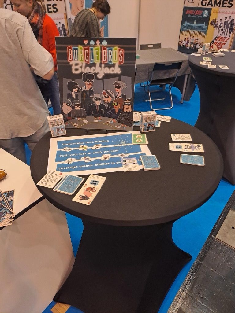 Un peu déçus car le jeu présenté ne semblait pas totalement terminé mais le paquet de cartes était tout de même déjà en vente.