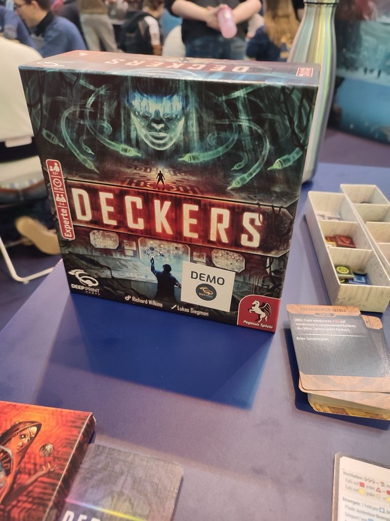 On enchaine chez Deep Print Games avec une explication du jeu Deckers de Richard Wilkins illustré par Lukas Siegman.