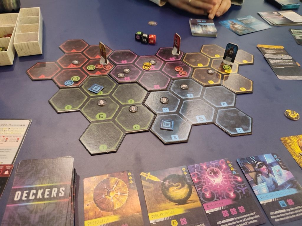 Jeu de cartes autour du thème du piratage informatique. C'est la refonte du jeu Renegade (2018).