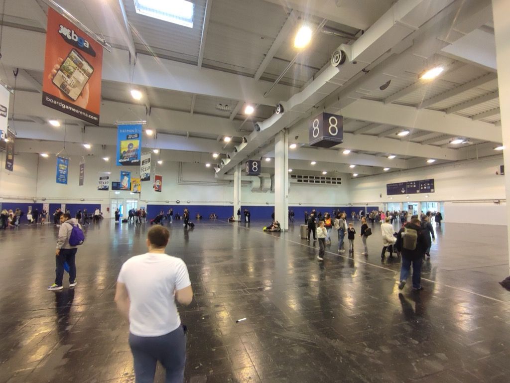 Traverséee du hall 8 pour la pause déjeuner. C'est dimanche ça se vide tranquille.