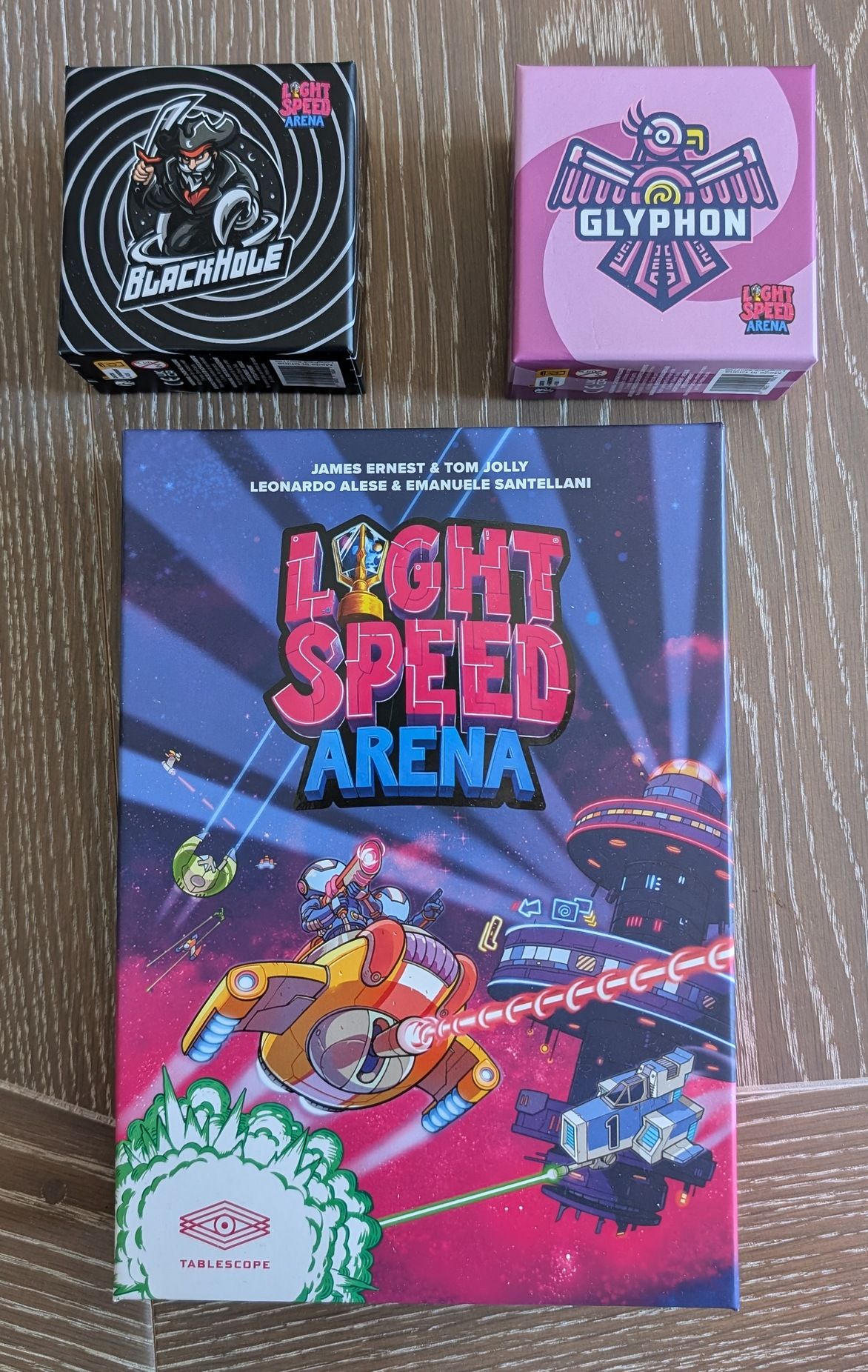 Light Speed Arena (permettant de jouer à 4 )  et ses 2 extensions pour réaliser des parties jusqu'à 6 joueurs