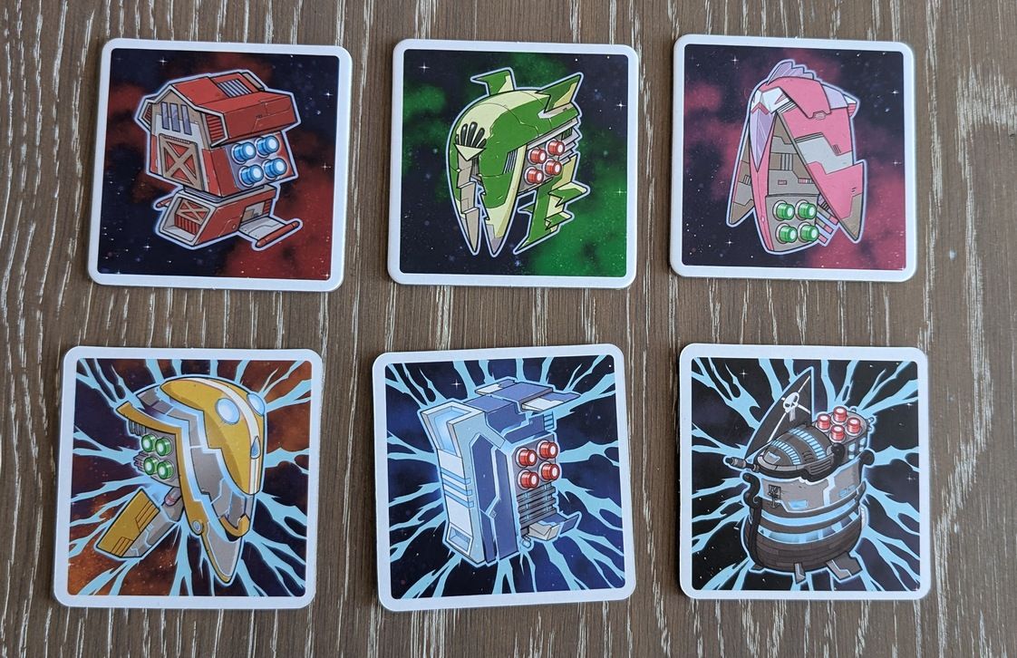 Les bases : chaque base est double face , un coté standard et un coté "énervé" (celui avec les éclairs) . Une flote avec une base sur son coté énervé active un pouvoir qui lui est propre ( pour un peu plus d'asymétrie)