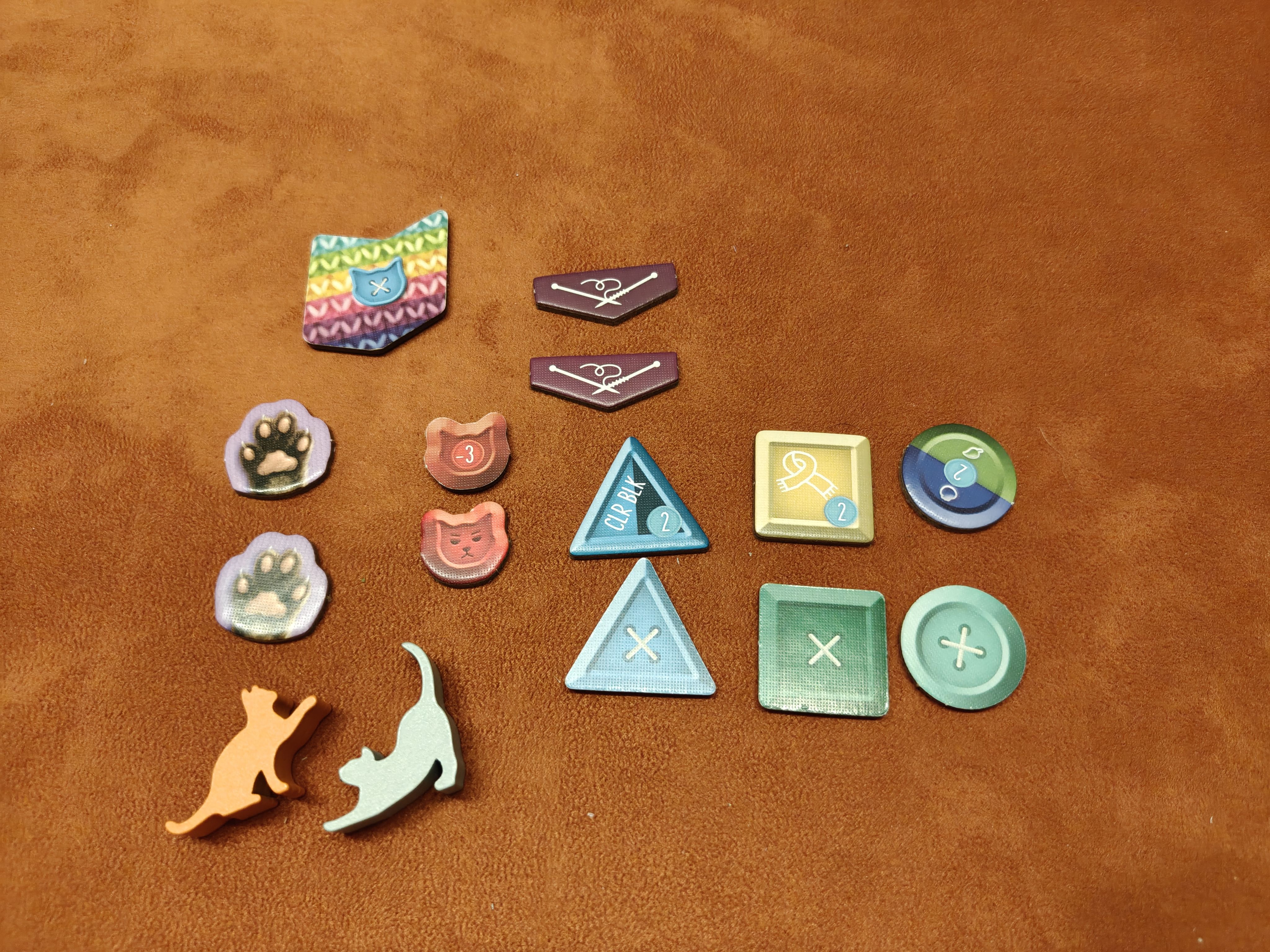 Une belle collection de tokens et meeples (et vous n'avez pas vu la laine)