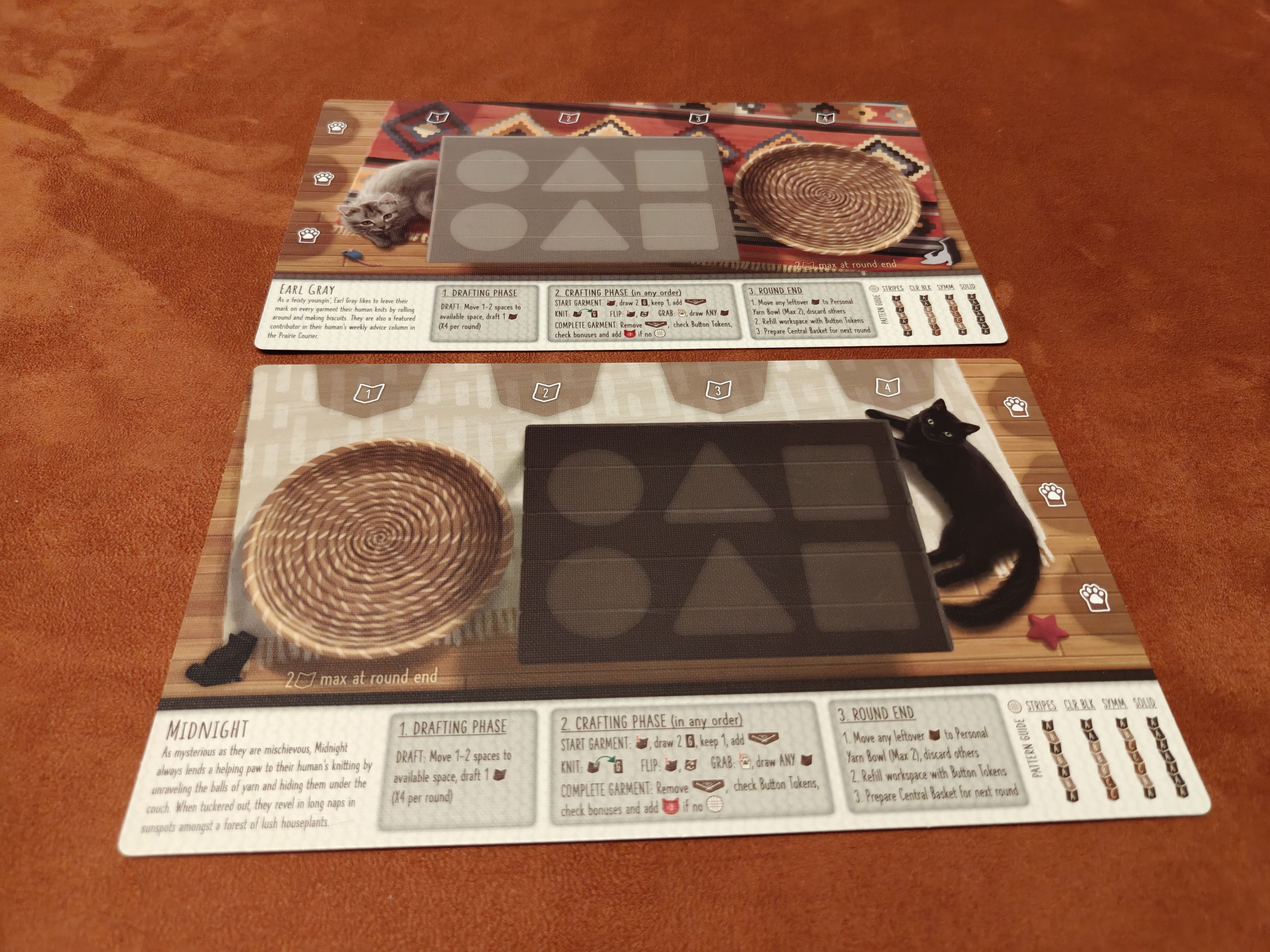 Les plateaux joueurs sont recto verso, selon que l'on préfère son chat à gauche ou à droite