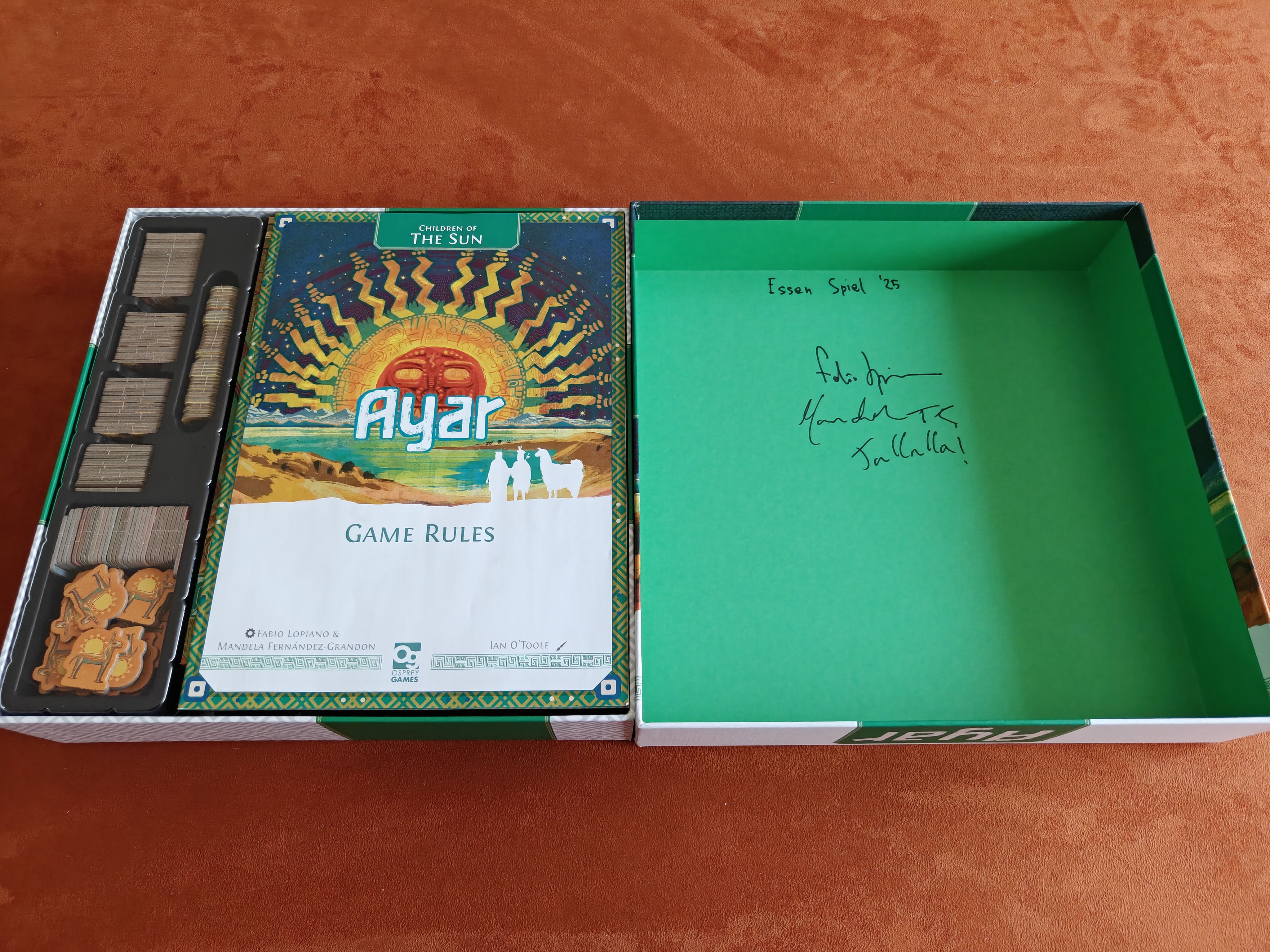 Nota : le test a été réalisé avec une version anglaise du jeu achetée lors du salon Essen 2025, les termes seront peut-être traduits différemment lors de la localisation française.