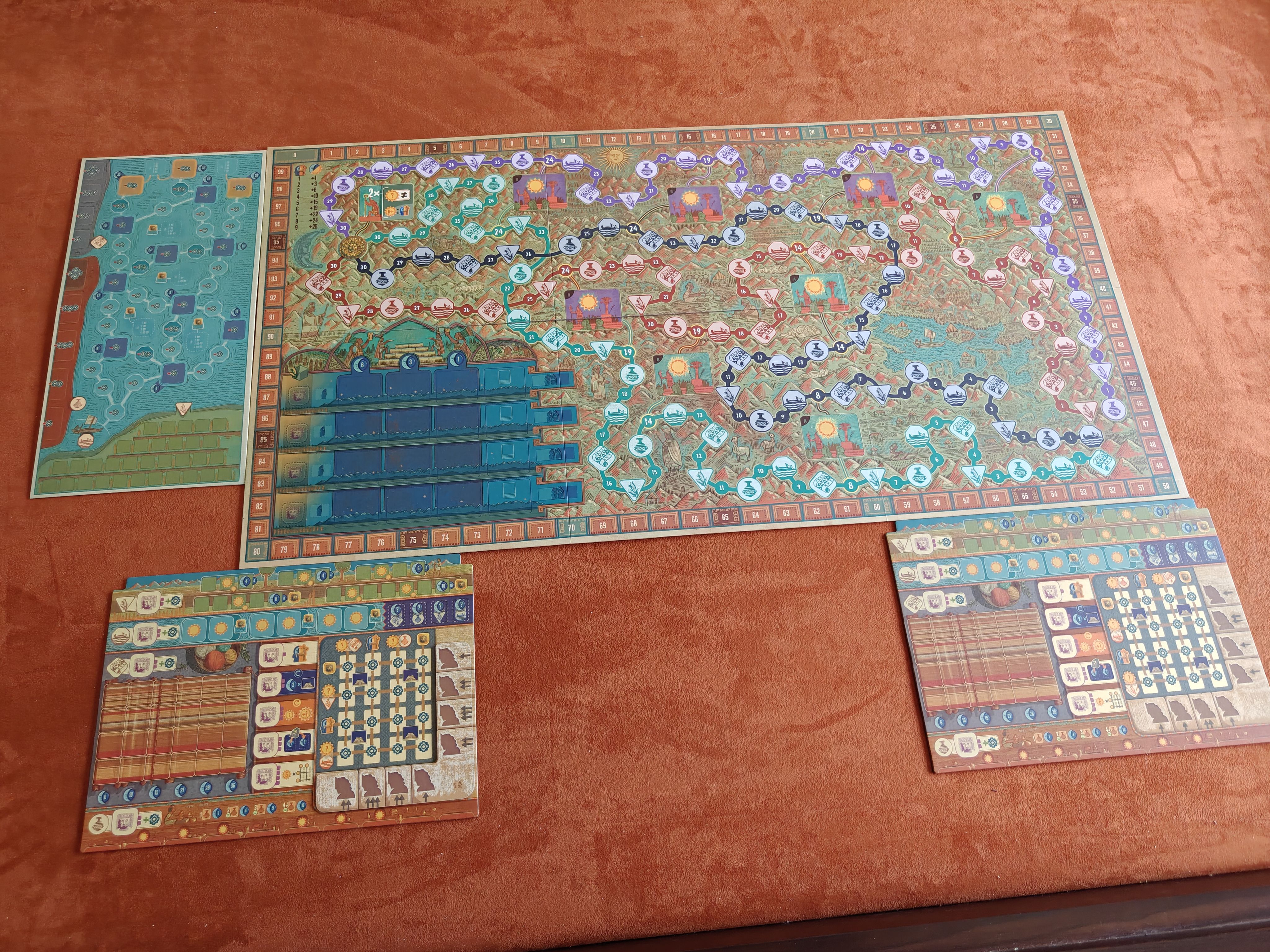 Ici, les plateaux nécessaires pour une partie à deux joueurs