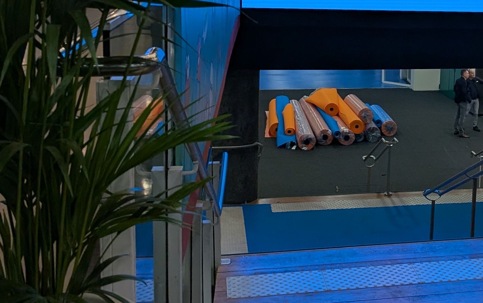 Mercredi matin. Les  Stands du niveau -1 ne sont pas accessibles. Le tapis "rouge" ( ou plutôt bleu /orange ;) )  n'est même pas encore déroulé : on va donc visiter les étages.