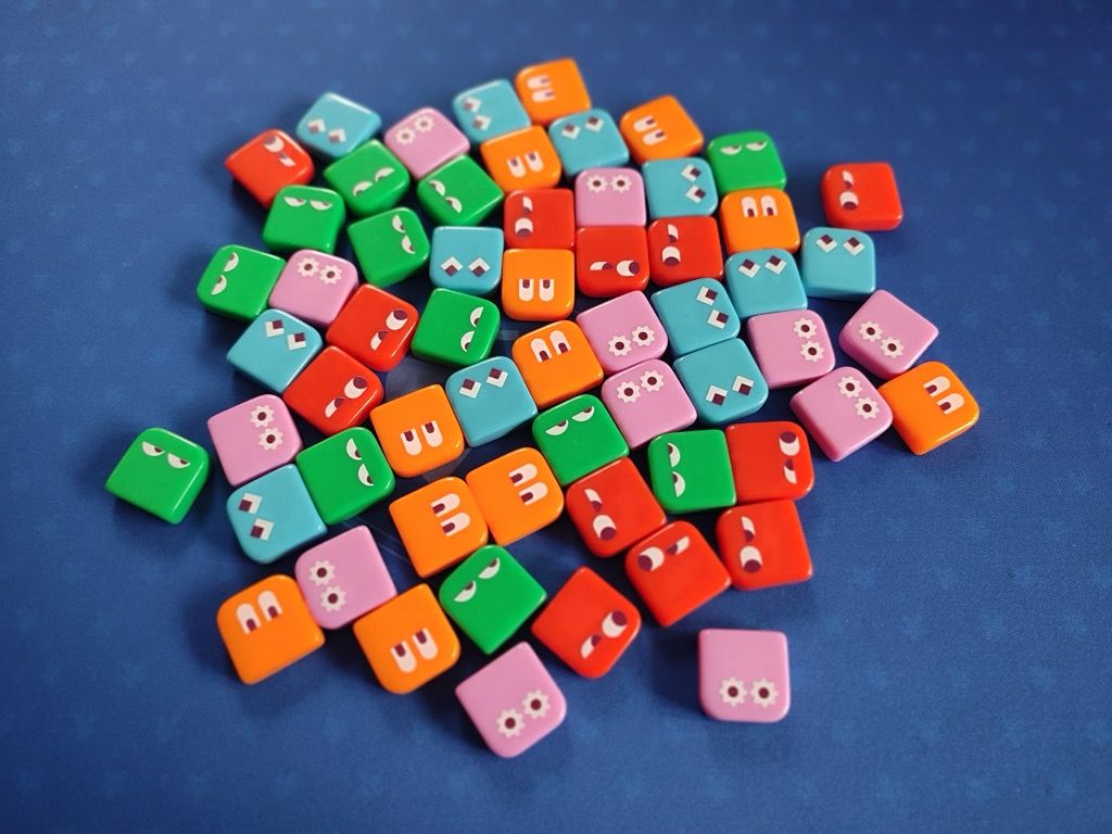 60 tuiles en résine en 5 couleurs : vert, rose, bleu, rouge, orange avec des petits yeux au dos.