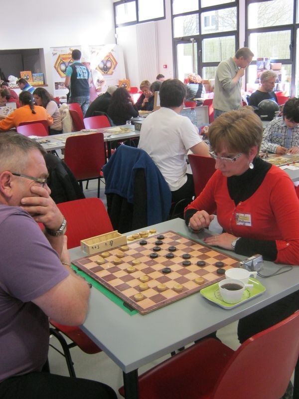 Mme Sapin bien occupée sur une partie de Dames
