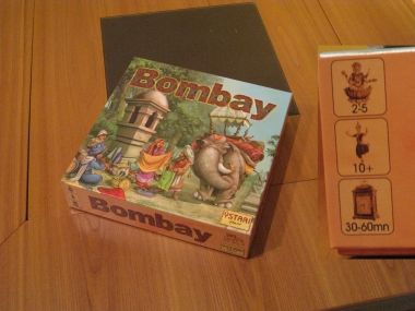 Une grande boîte carrée