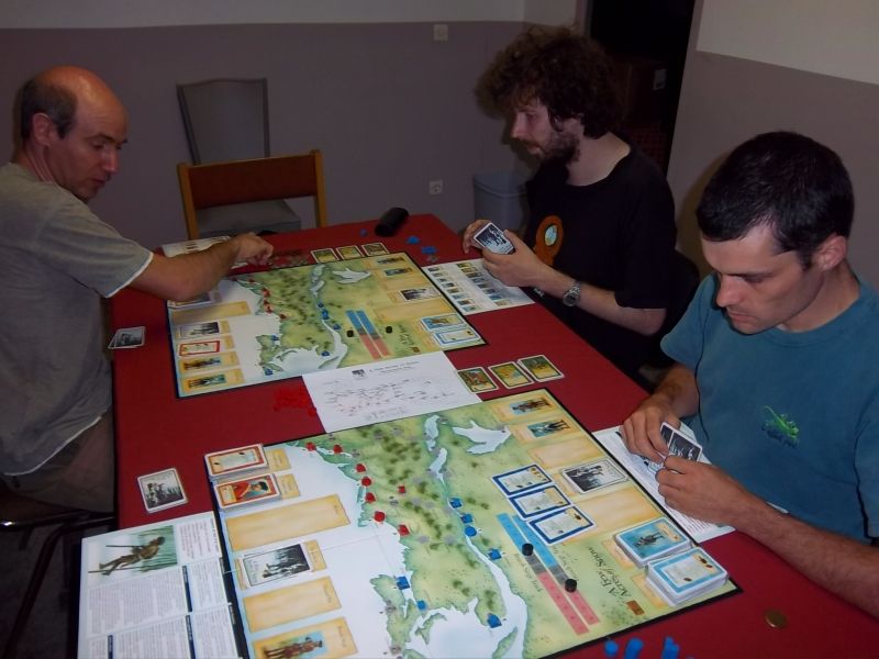 Monsieur Tyrion qui expliquent les règles pour deux parties qui vont se jouer en simultanées...