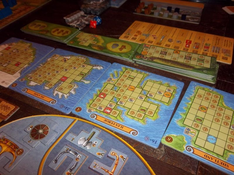 Les terres lointaines que l'on peut éventuellement conquérir, les habitations qui peuvent être construites et plus loin, les montagnes exploitables 