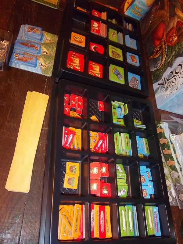 Une vue sur les nombreuses tuiles du jeu : les rangements sont fournis, sauf erreur de ma part, avec couvercles non ? 