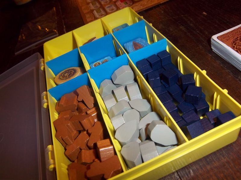 Du bois et des menhirs... (enfin de la pierre quoi) piqués dans Via Nebula on dirait...)