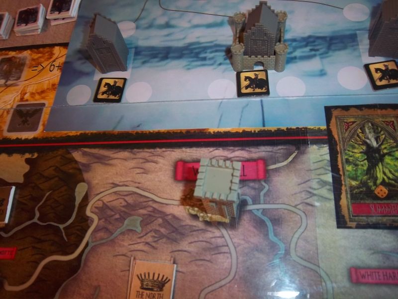 Une vue de Winterfell, mais surtout, au nord, le célèbre Mur, défendu principalement à 3 endroits. Château-Noir est au centre. Un petit plateau qui va être très "sollicité"...