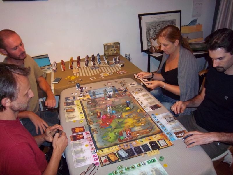 Des joueurs concentrés avant d'entamer les premiers mouvements, et un peu inquiets aussi car ne sachant pas à quoi s'attendre. Monsieur Sébastien (au fond à gauche) en avait déjà une idée...   