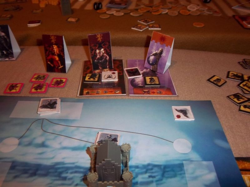 Les survivants après la terrible bataille de Château-Noir. Au centre, Tyrion. A gauche, ce n'est pas une fille mais... Jaime Lannister ! Oui, je sais, nous aussi, on était surpris...