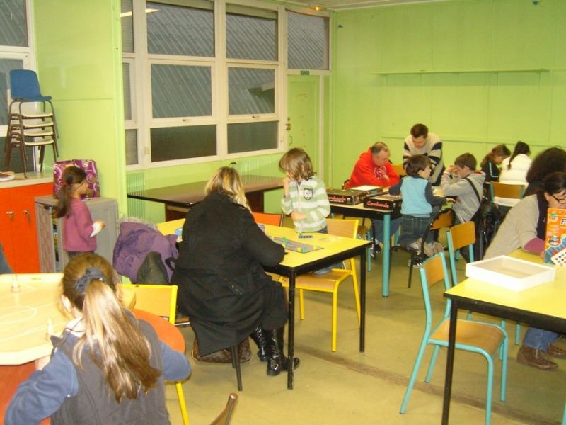 Dans la salle "familiale", on aperçoit une personne expliquant un jeu...