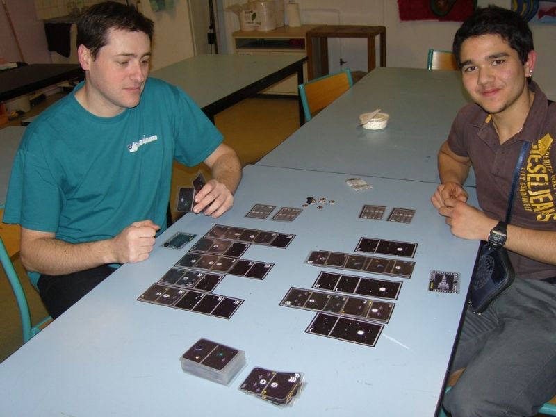 Limp, joueur assidu de Space Squadron attaque ici une partie contre Willy, qu'il perdra de peu, les conseils de l'auteur à son adversaire lui ayant été fatals