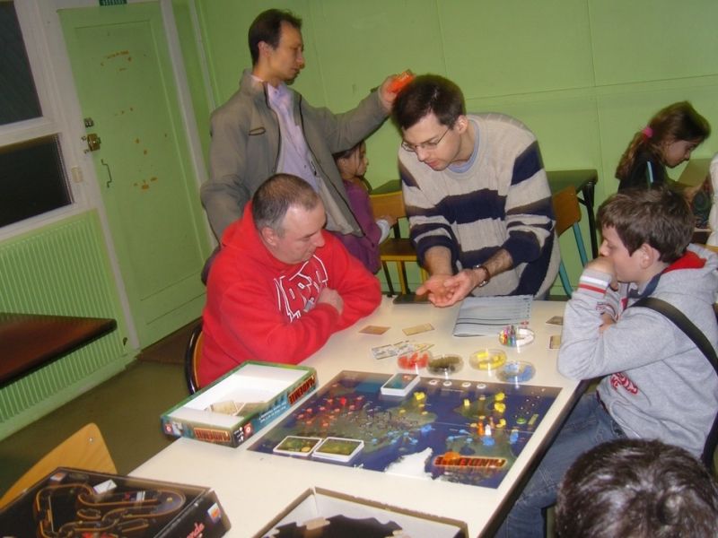 C'est Stéphane Boudin, l'auteur de Space Squadron qui est venu à la rescousse des joueurs pour leur expliquer les règles de Pandémie