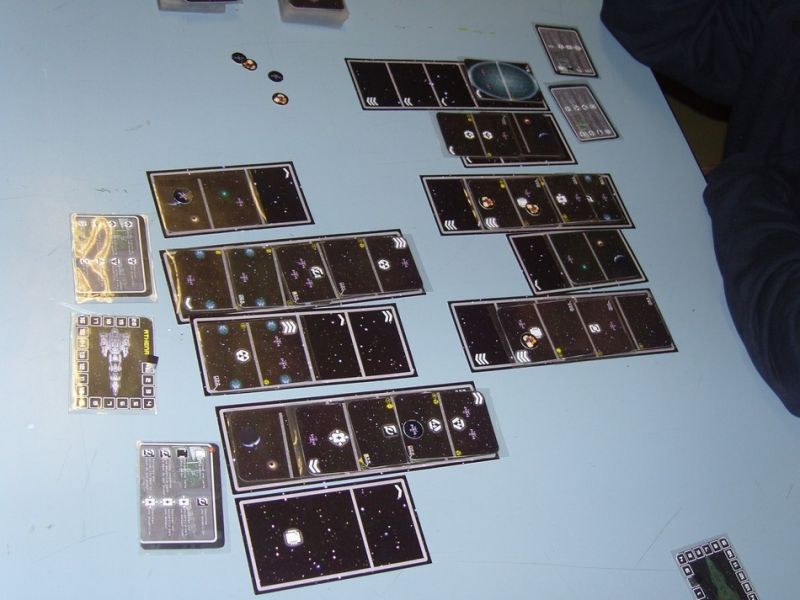 On voit bien ici qu'un des deux joueurs est parvenu à déplacer son vaisseau pour éviter le plus gros de la flotte adverse