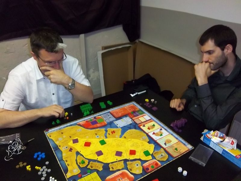 La partie a commencé depuis peu, et les joueurs sont déjà très concentrés...