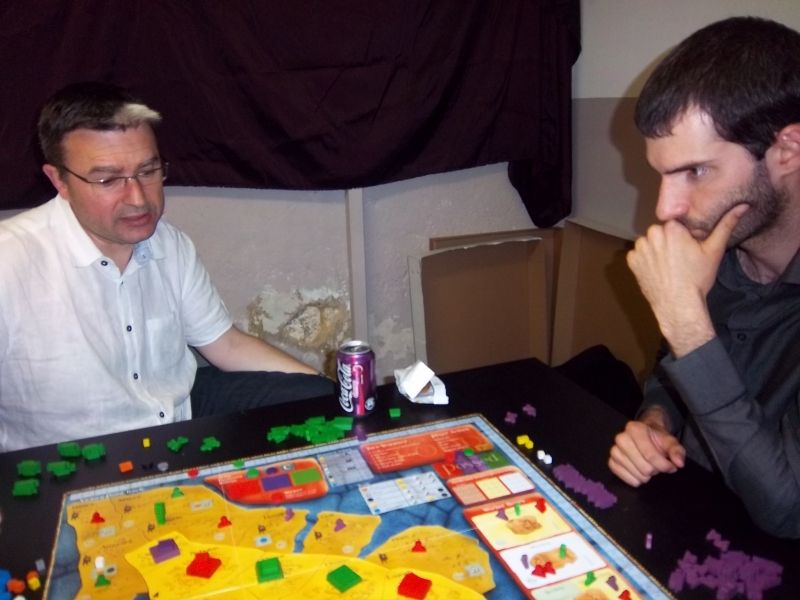 Monsieur Cormyr semble tendu, pendant que monsieur Nicolas cherche un moyen de préserver son avantage aux scores