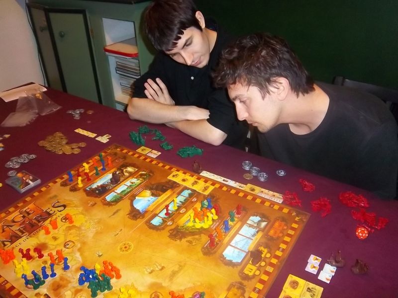 Le britannique hésite sur le choix d'une tuile grande réalisation...