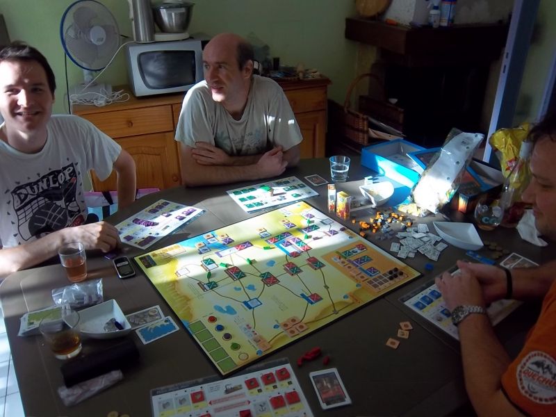 Partie tendue, mais toujours dans une bonne ambiance, avec chips, pop-corn, tic-tac, boissons diverses...