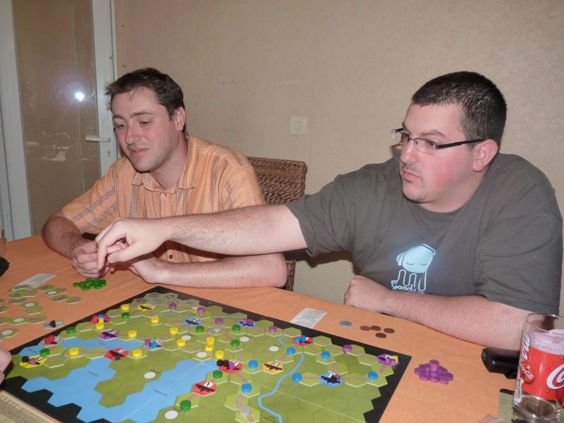 Limp avec un grand sourrire et nounours en pleine discussion