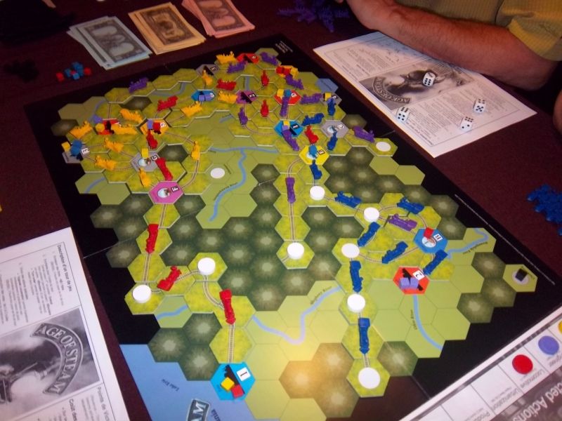 Le plateau en fin de partie...le réseau rouge est le mien, le jaune est celui de Thomas. En mauve, monsieur Zhor...