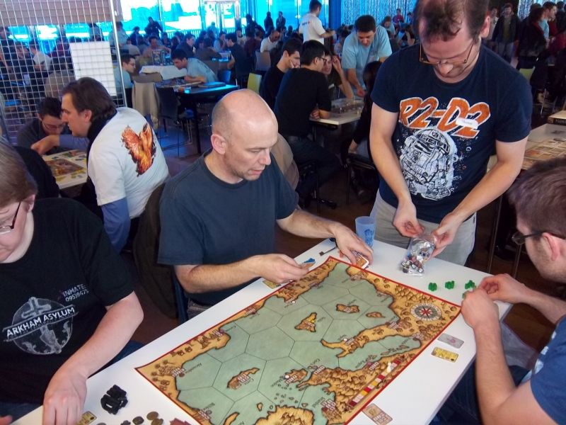 Monsieur Grunt aux explications. Messieurs Arthémix, Palferso et Nico préparent leurs matériels de jeu.