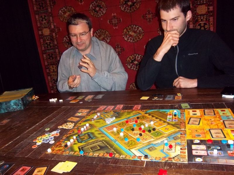 Monsieur Nicolas en plein réflexion, pendant que monsieur Cormyr a le sourire, car il sent que le vent du désert mésopotamien tourne en sa faveur...