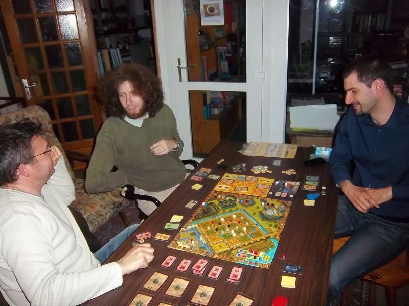 Et que fait-on invariablement après une partie d'Amyitis ? Et bien on en discute...