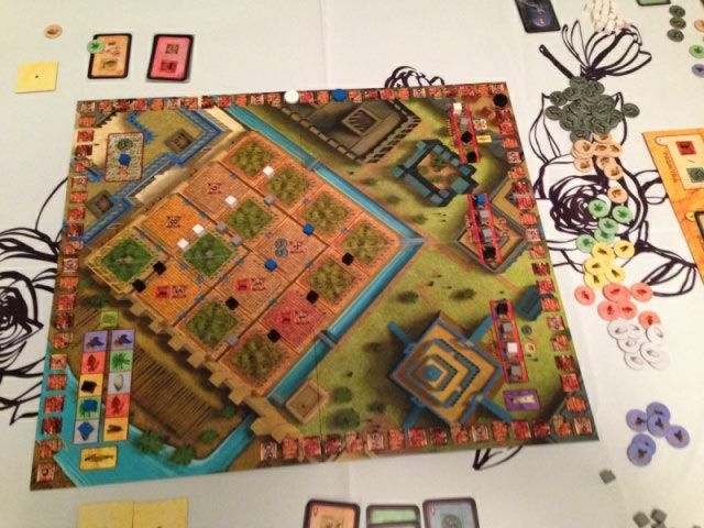 Photo rapprochée du plateau Babylone en pleine partie